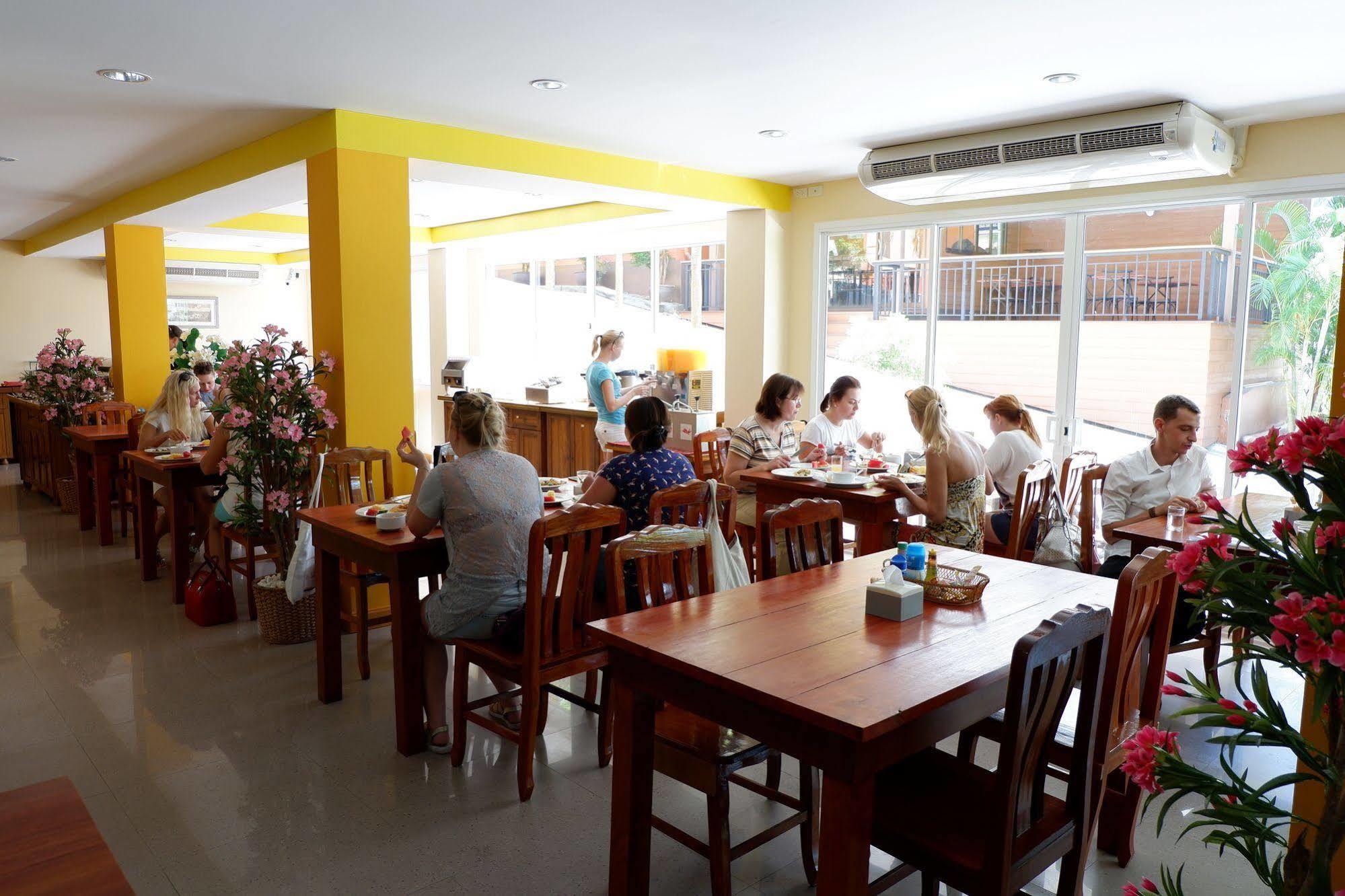 Karon Village Hotel Buitenkant foto